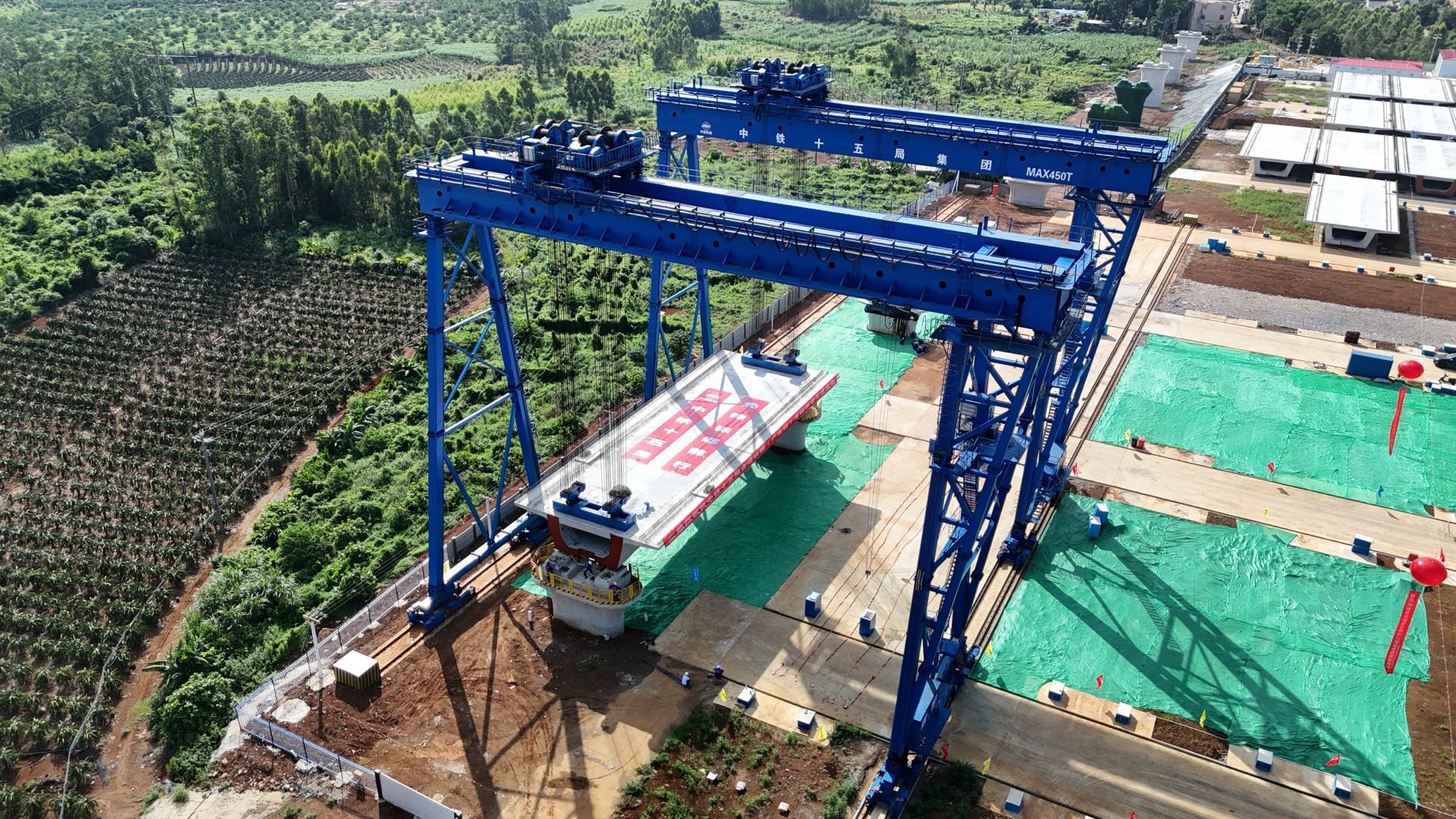 新建合浦至湛江铁路(广东段)首榀箱梁成功架设