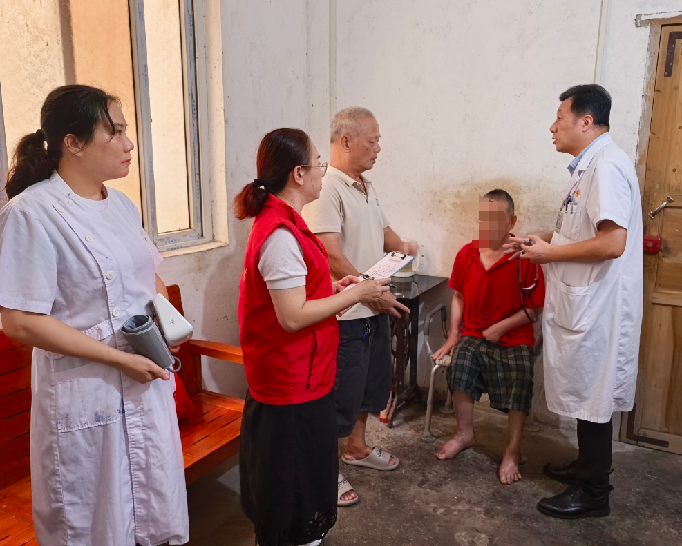 入户巡诊 霞山爱国街道守护辖区老人“家门口的健康”
