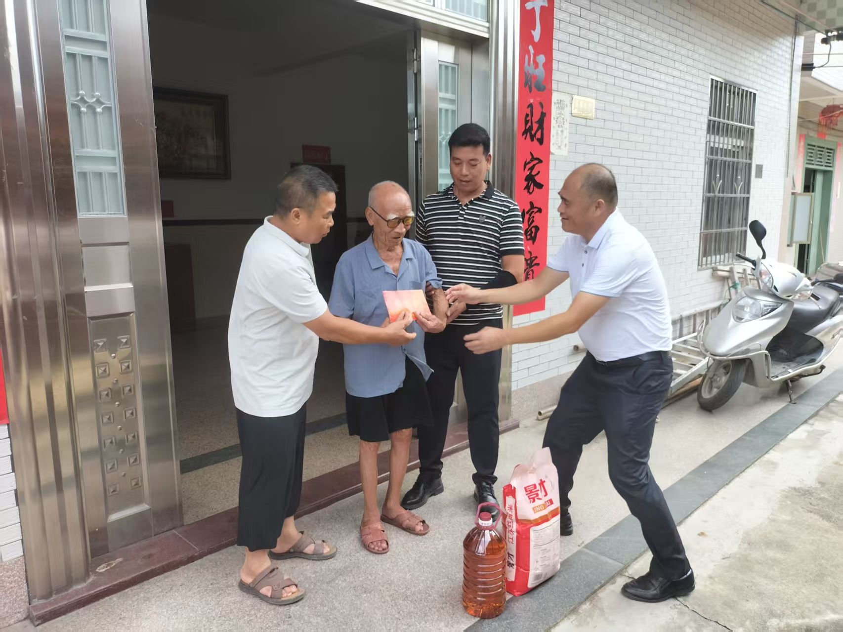 廉江慰问老兵罗良