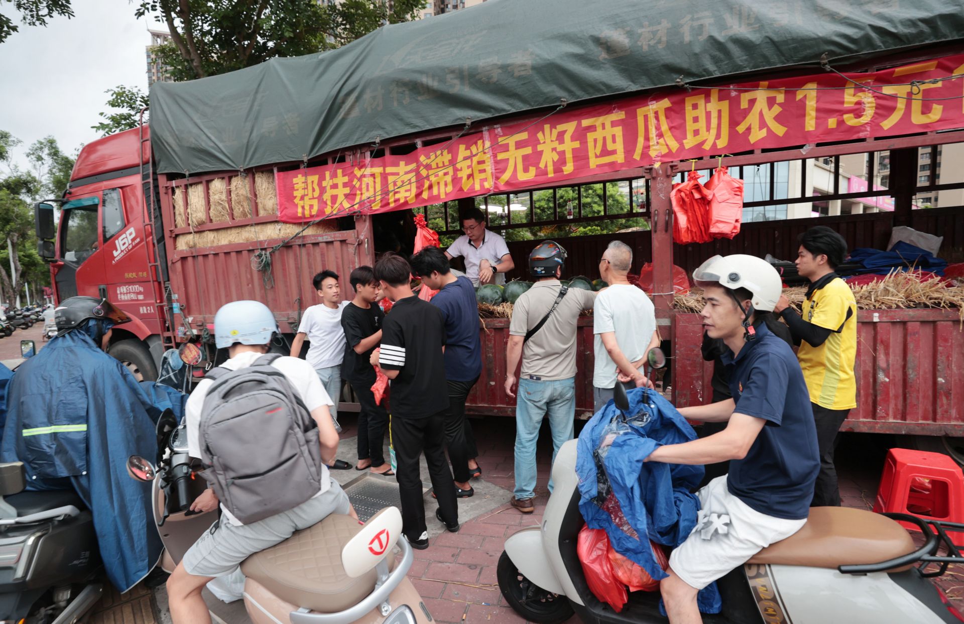 爱心助农 “甜蜜”接力