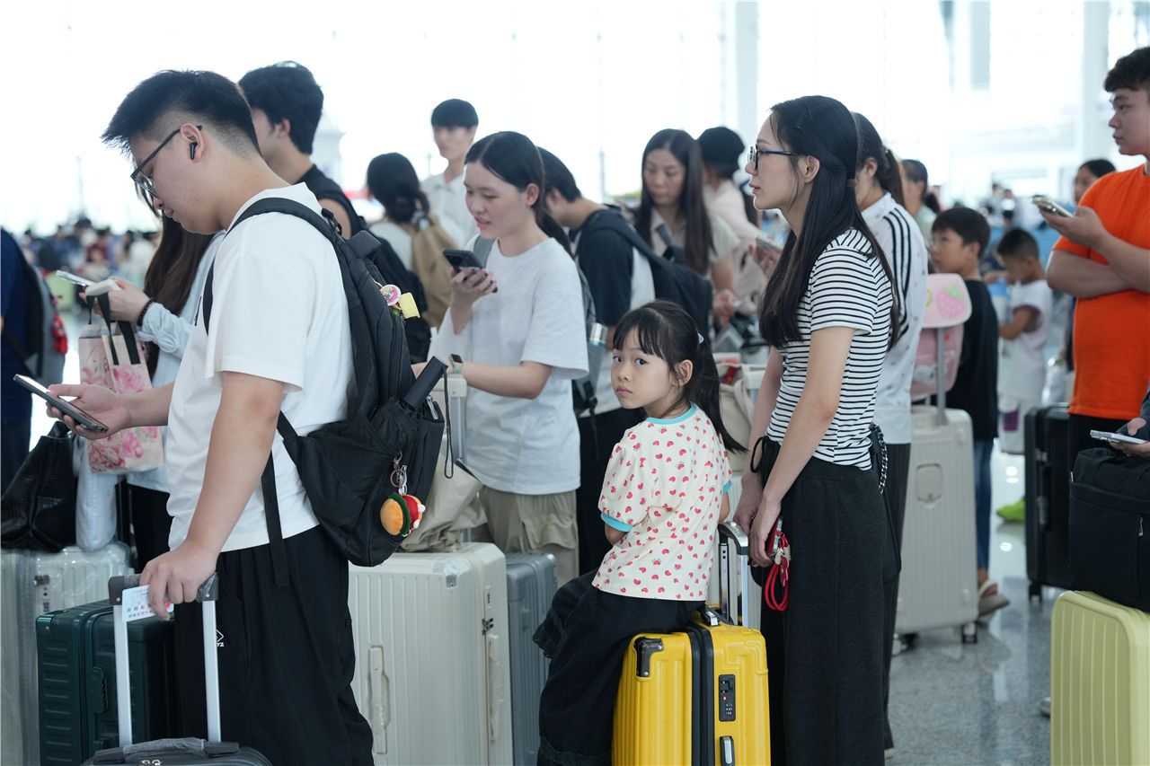 暑期首波客流高峰来袭 湛江北站多措并举护航暑运出行