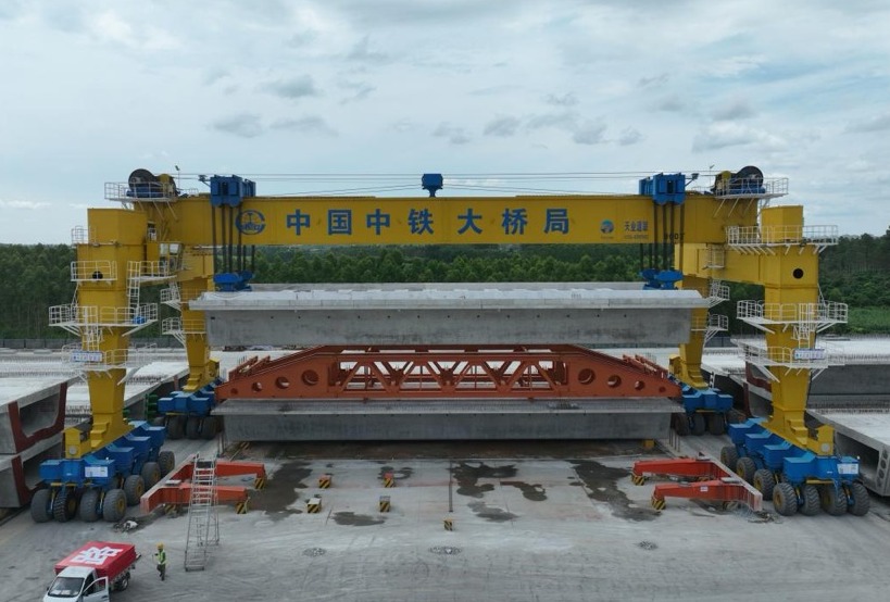 新建合浦至湛江铁路(广东段)1标首榀预制箱梁架设完成