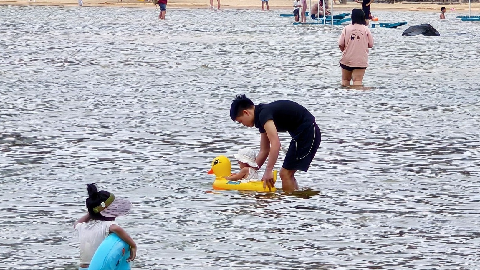 金沙湾纳凉正当时 离岸流风险需警惕