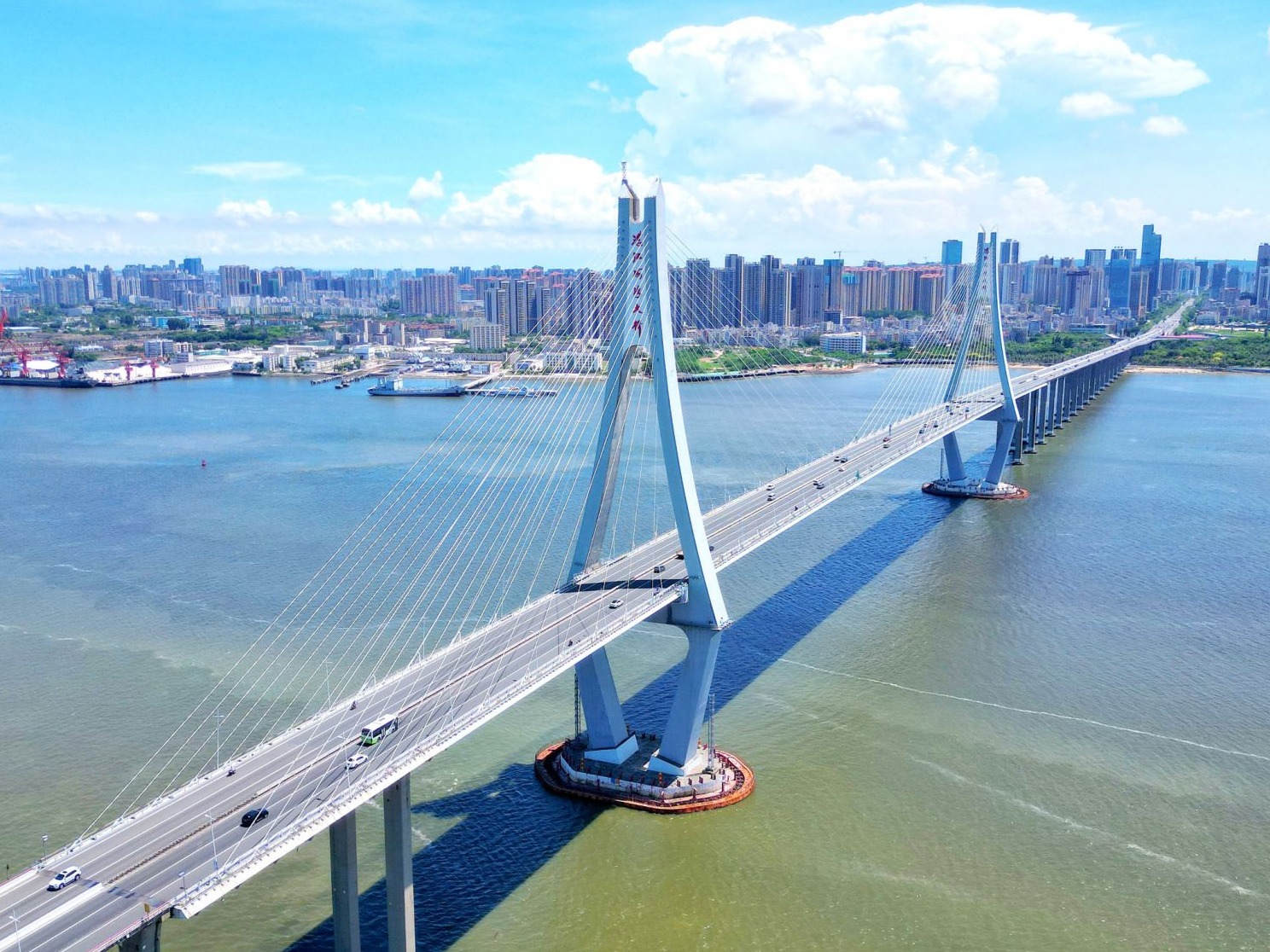 湛江海湾大桥免费通行一周年:过桥是不收费了 但堵点还真不少
