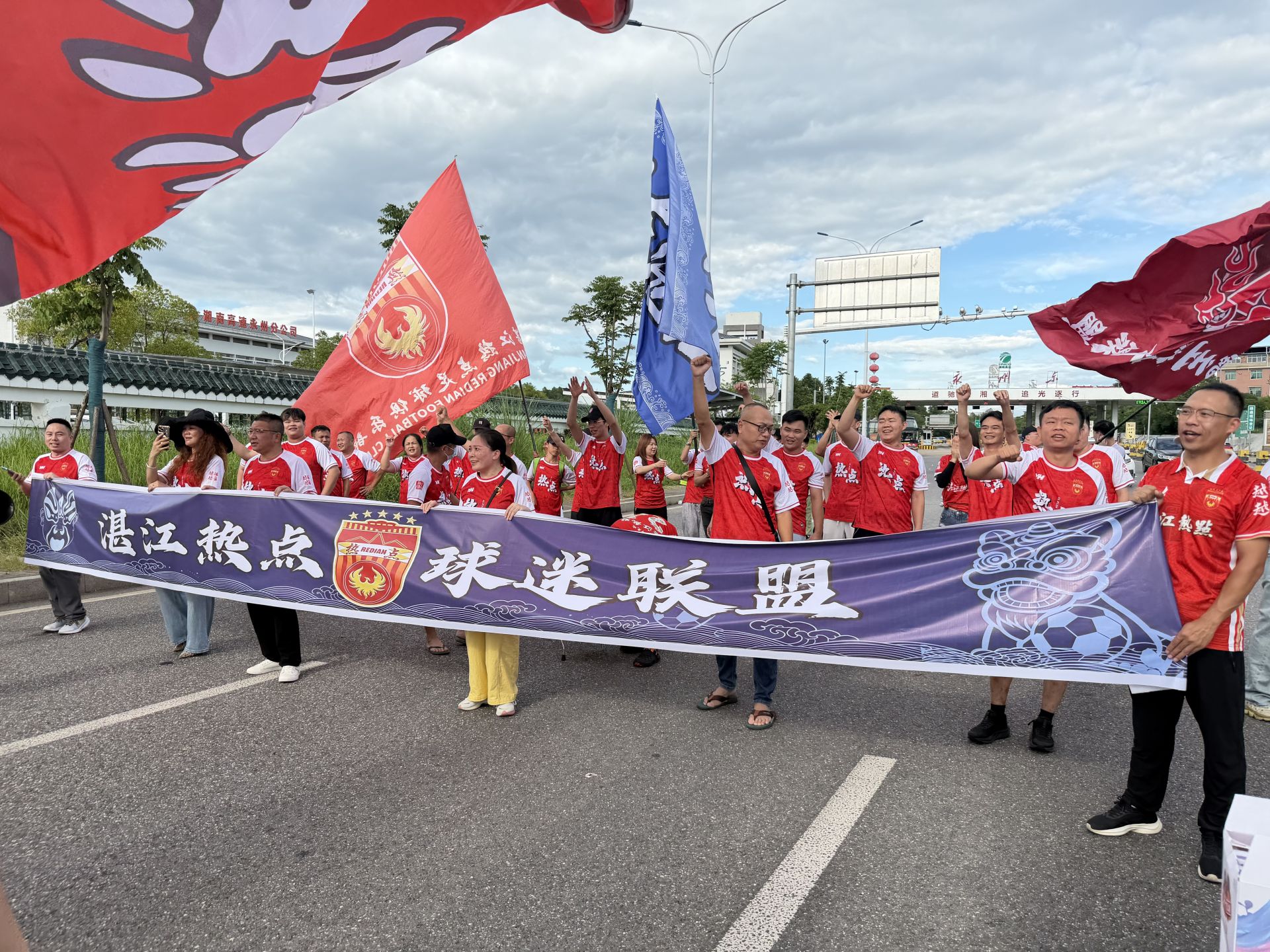 千里赴湘　绿茵同心