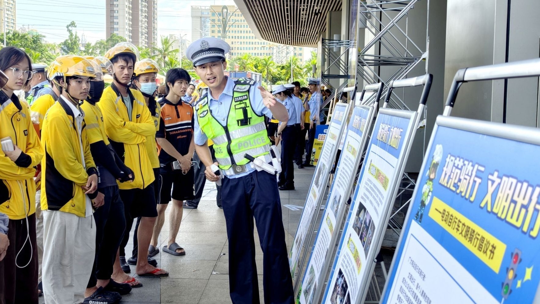 港城外卖骑手的“速度与文明”