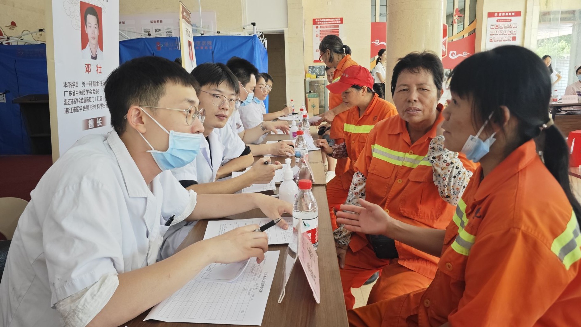 民盟湛江市委会开展公益义诊暖心服务