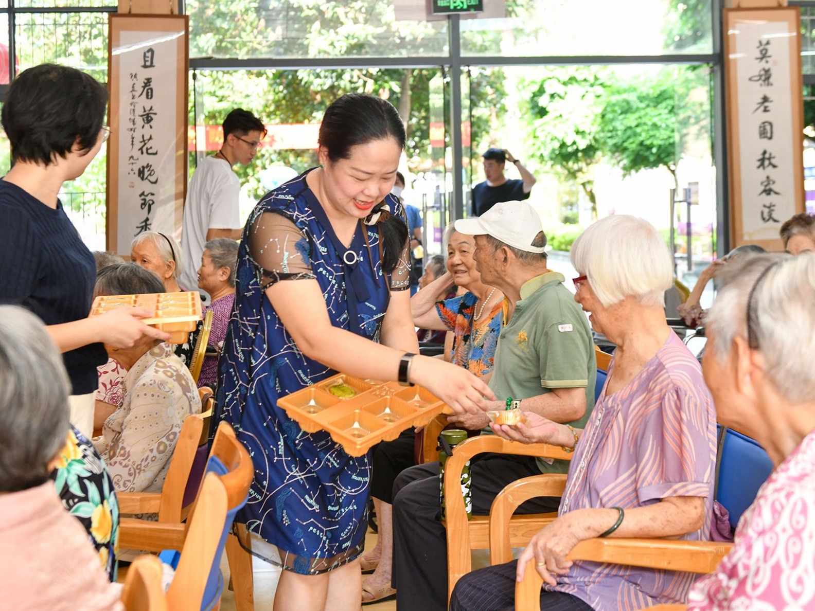 月饼甜，爱心更甜！爱心企业“团圆礼”送长者