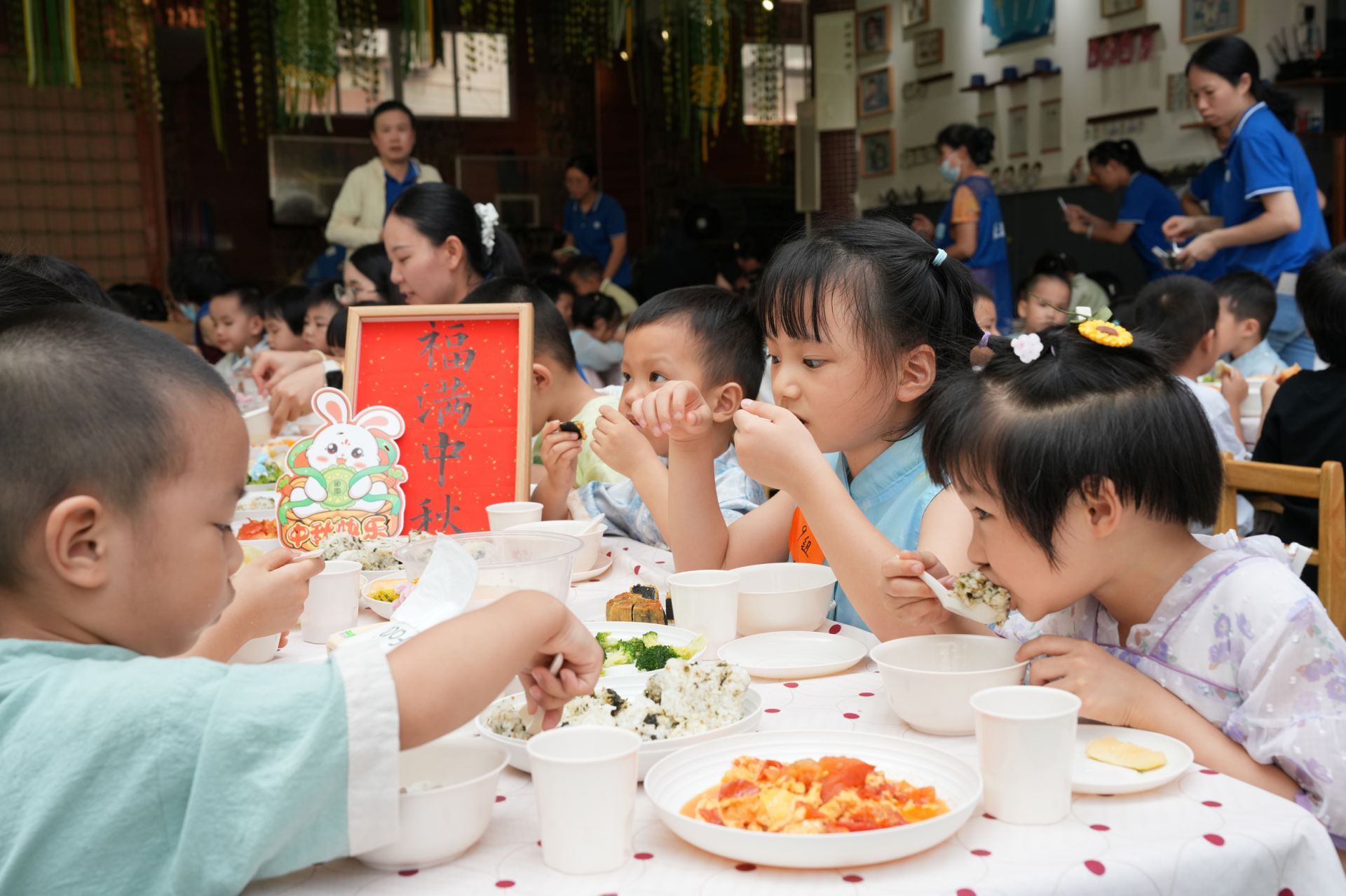 中秋家宴喜开席 萌娃巧手庆团圆