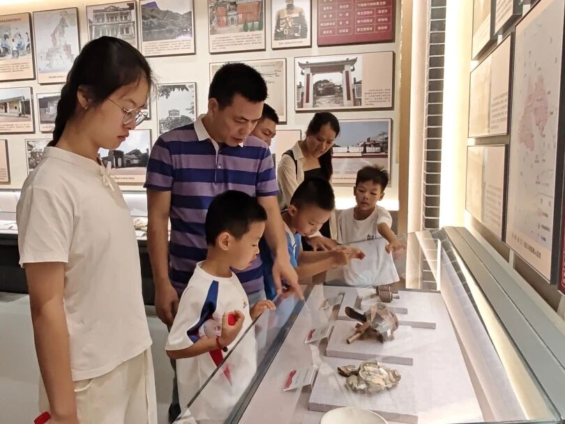我市举行亲子红色研学活动