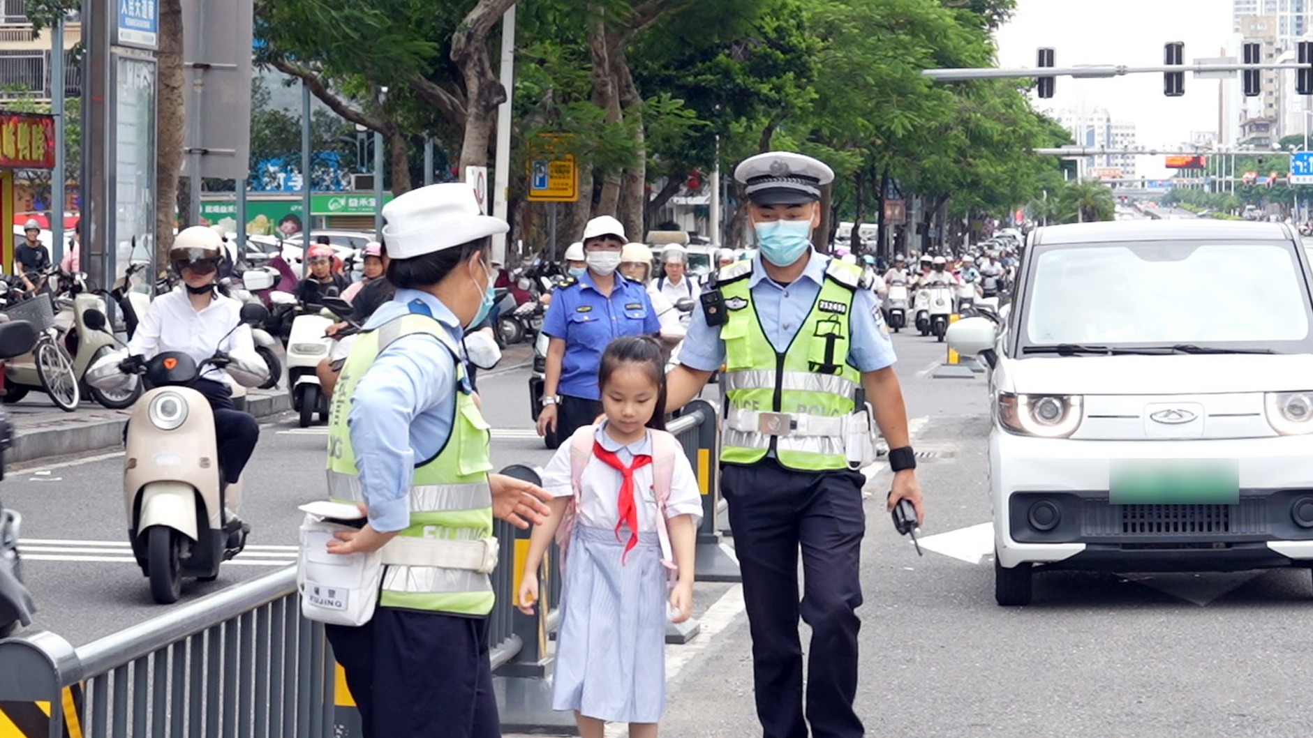 开学首日！湛江3500余名警力上线，撑起校园“平安伞”