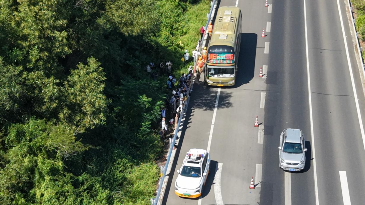 无人机“喊话”解围!渝湛高速50名滞留司乘化险为夷