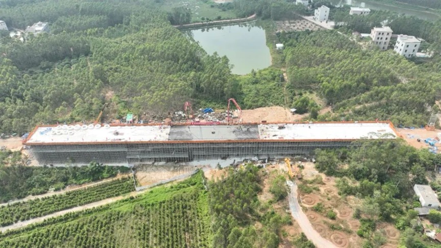 合湛铁路广东段首座支架现浇连续梁合龙
