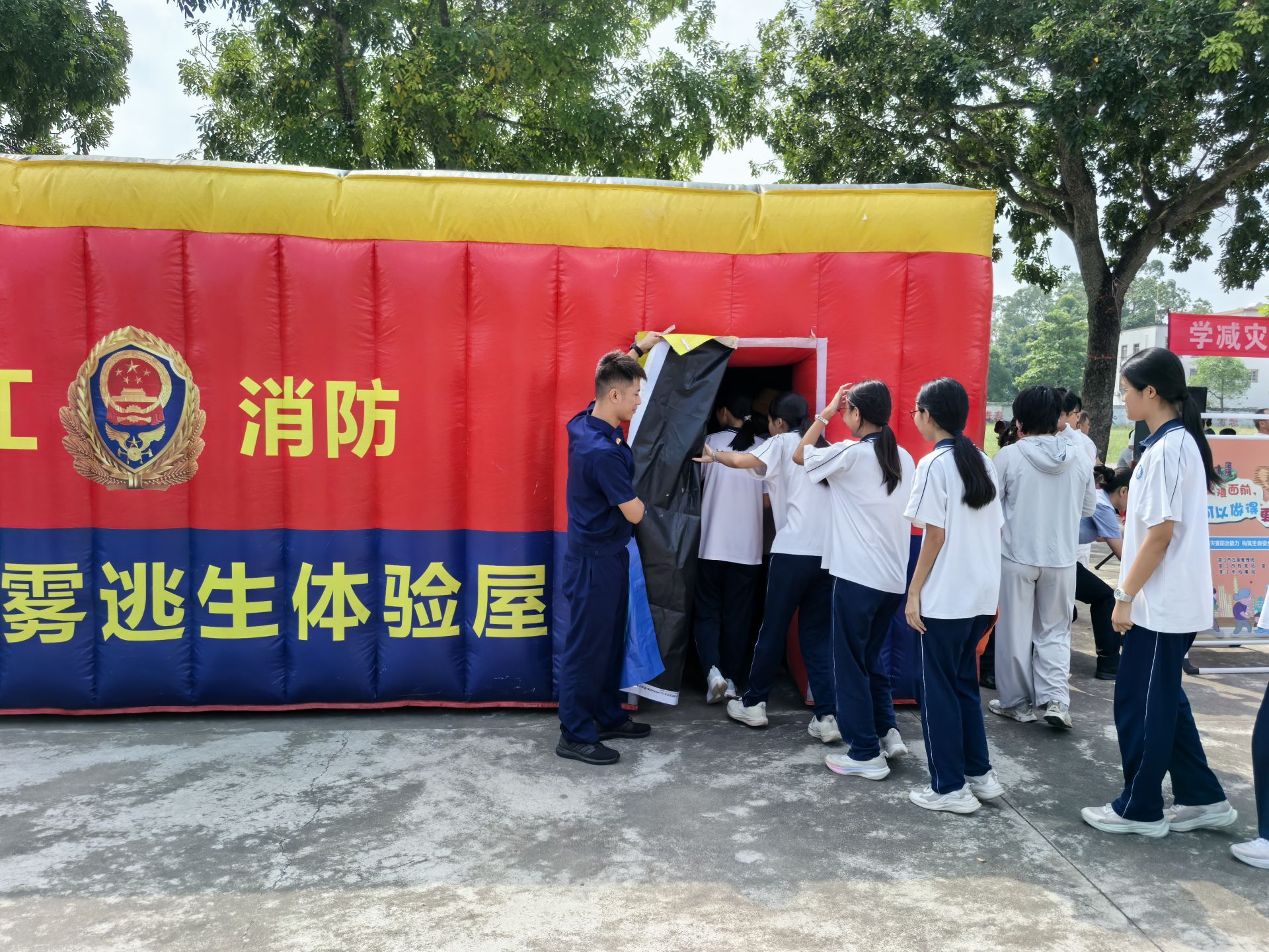 “10·13”国际减灾日主题宣传活动走进廉江河唇中学