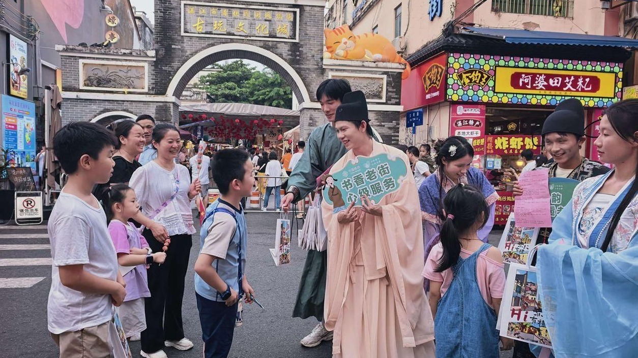 对诗赢玫瑰!文化雅集点亮赤坎老街