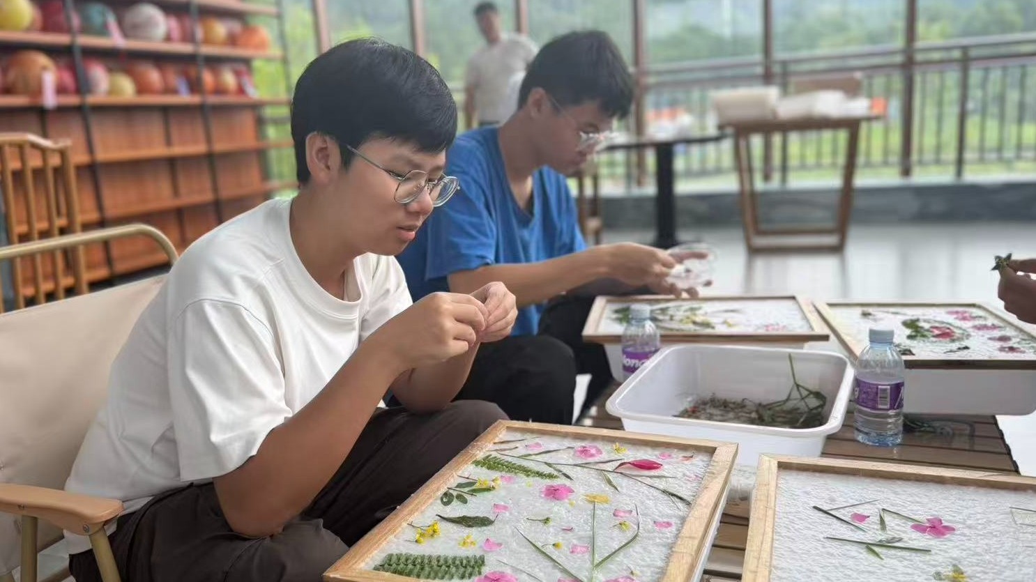 巧嵌花叶焕新生！廉江非遗手工纸玩出新“花”样