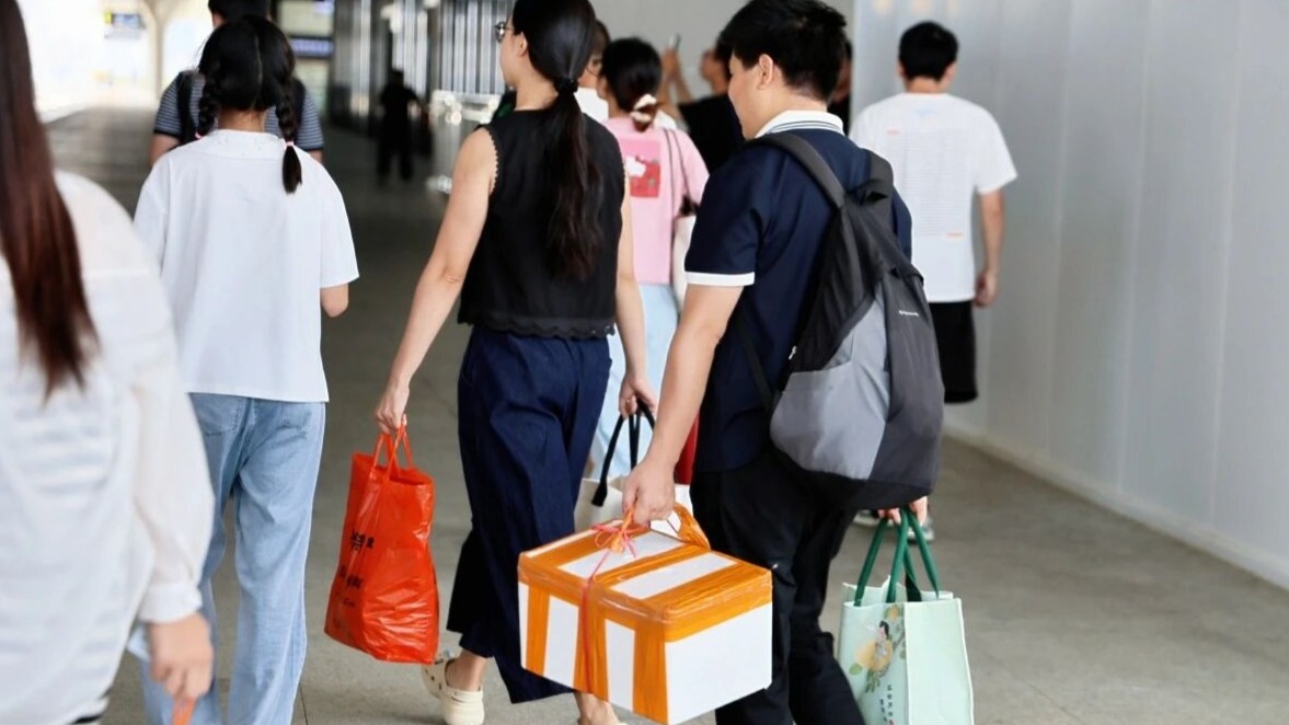 湛江高铁站现“小白箱”!旅客拎走“大海的味道”