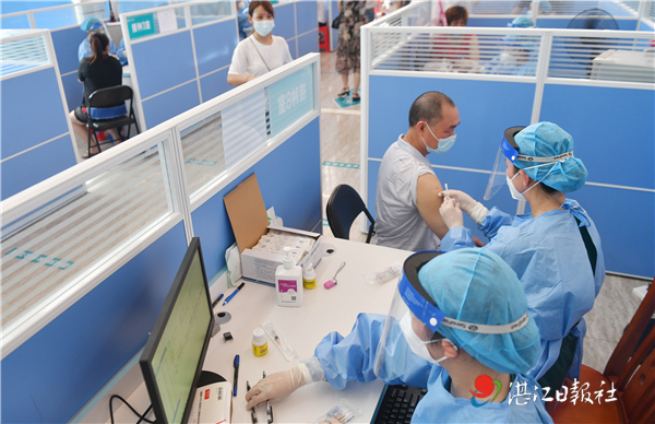 6月21日，吴川市民在位于吴川市博物馆的新冠疫苗临时接种点接种疫苗。