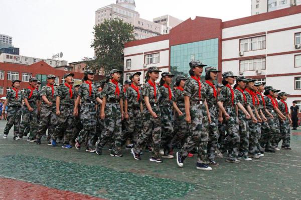 郑州中学生雨中会操表演 领导不打伞“陪淋”