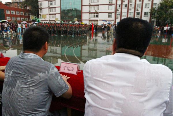 中学生雨中表演