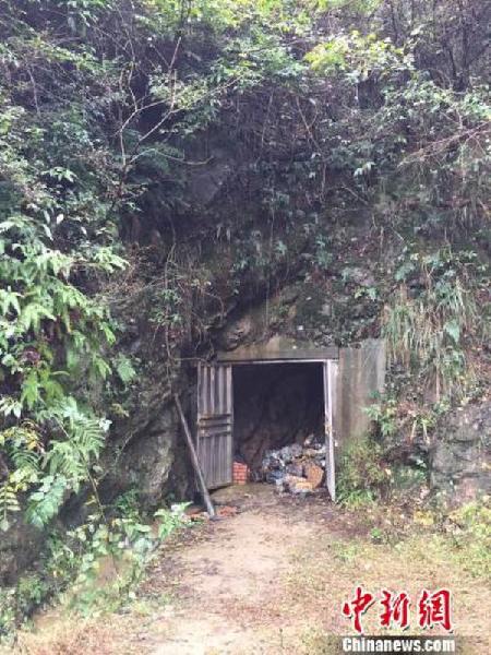 浙江义乌一矿洞发生坍塌两人被困,其中1人被救后死亡。邹宁浩 摄