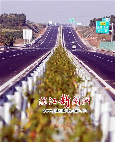 湛徐高速公路，主线长114.302公里，属于（沈阳）同江至（海南）三亚国道主干线中的粤境路段，是国家高速公路网规划的13条纵向线路之一。