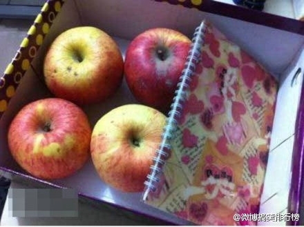 苹果笔记本。jpg 