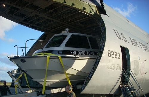 FBI潜水人员的装备，FBI的电机工程师，年薪123758到155500美元 