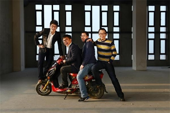 点击查看全图 张旭豪(左二)