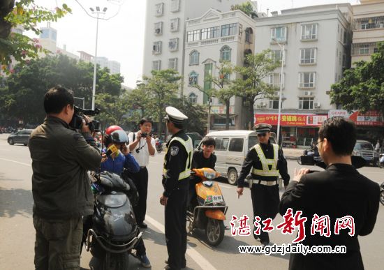 多家媒体记者深入赤坎、霞山路面管理一线进行现场采访报道。