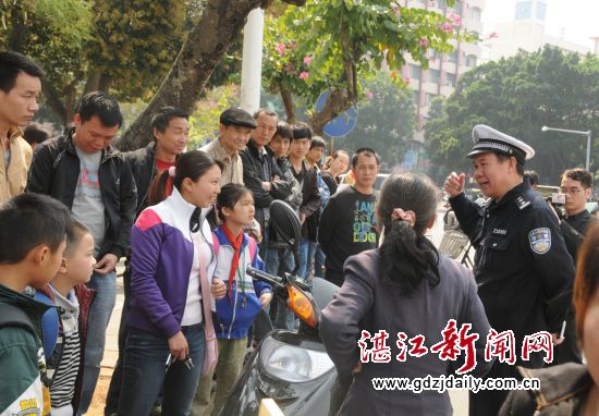 林德邦政委现场教育和引导市民文明出行,自觉摒弃交通陋习。