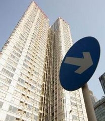 这是李嘉诚的话。股市在十年内，有两次下跌超过60%，自杀的人全国也没几个，可是楼市，会有很多。以后走路的时候，尽量不要在高楼下面走。