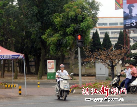 闯红灯、逆向行驶的电动车交通违法者