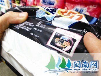 女子用假卫生巾瘙痒无比 警方查破1.5亿造假案