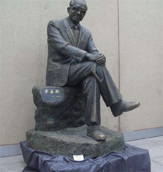 致企业大佬终将逝去的青春