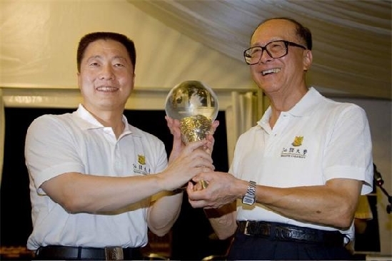 致企业大佬终将逝去的青春