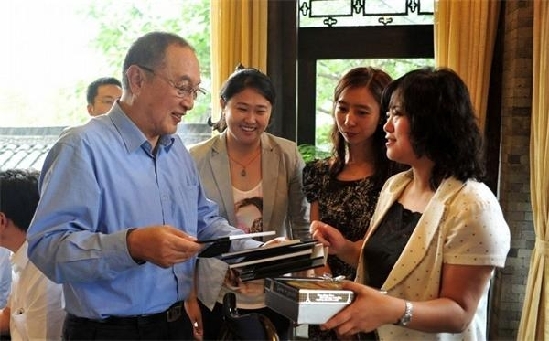 致企业大佬终将逝去的青春