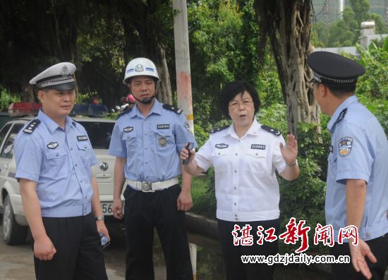 市公安局党委副书记、纪委书记韩桂君来到现场督察指导联合行动。