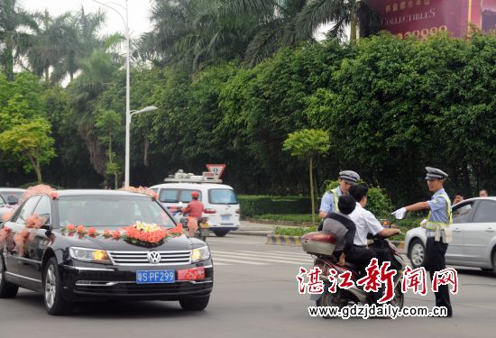 在众目睽睽之下硬是闯进汹涌的机动车流。