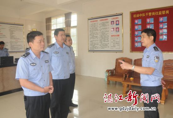 吴小明支队长来到交警徐闻大队机动中队检查督导勤务工作。