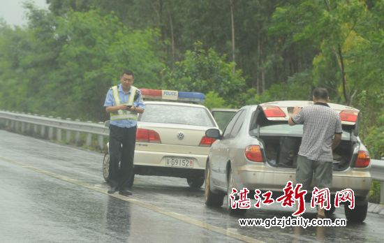 巡逻民警及时排除路面违规行为。