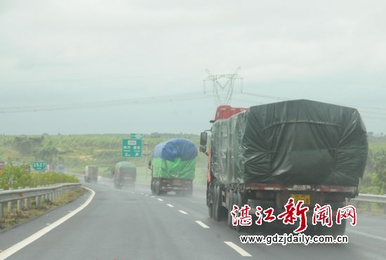 沿途大货车行驶秩序良好。