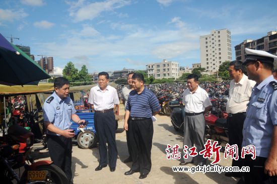 交警支队吴小明支队长在霞山停车场向市政协委员汇报近期交通整治情况。