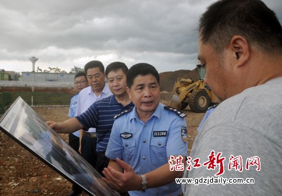 吴小明支队长在交通智能指挥中心建设工地向市政协委员介绍科学强警情况。