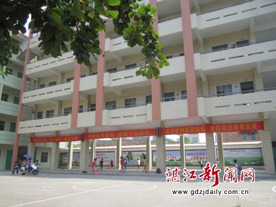 宽阔的镇中心小学教学楼