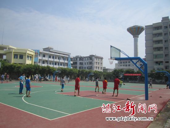 标准化的东里一中篮球场