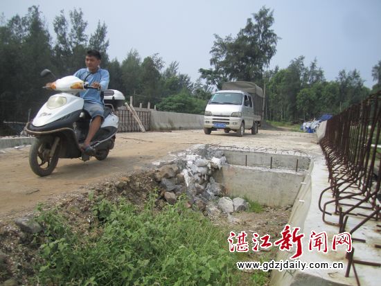 尚未完工的桥面留有两个大窟窿