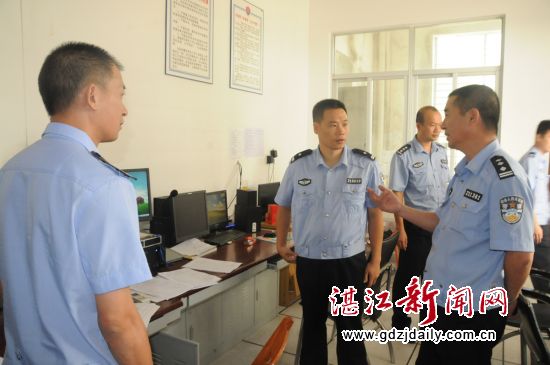 李恒东副支队长向彭光民所长了解落实便民措施情况。