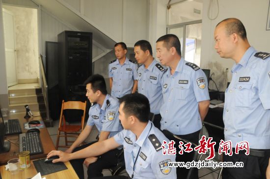 李恒东副支队长来到高阳考场检查视察考试情况。