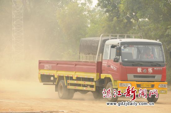 考官们在这样黄尘滚滚的工作条件下坚守岗位。